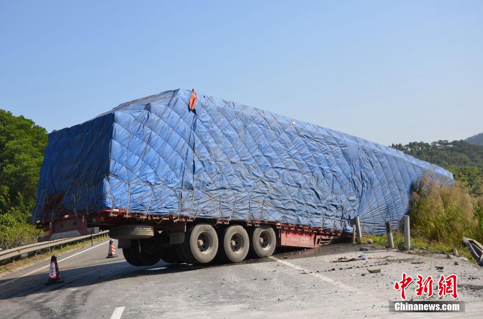 廣云高速發(fā)生車(chē)禍 大型平板拖車(chē)橫跨整個(gè)車(chē)道