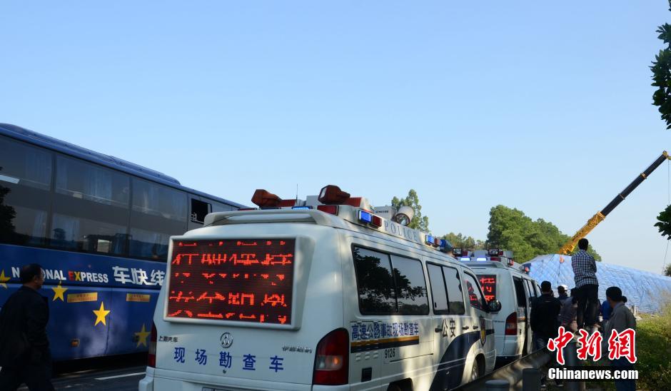 廣云高速發(fā)生車(chē)禍 大型平板拖車(chē)橫跨整個(gè)車(chē)道