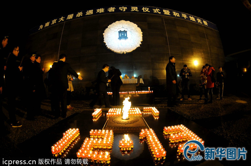 “為南京大屠殺遇難者守靈儀式暨和平燭光祭”活動在侵華日軍南京大屠殺遇難同胞紀(jì)念館祭場舉行。