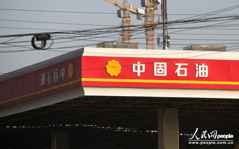 12月11日，西安市東三環(huán)北段，一名字為“中固石油”的加油站從遠處看去和“中國石油”加油站十分相似。