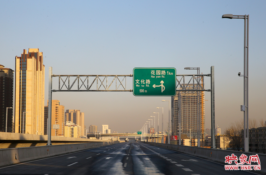 北三環(huán)快速路文化路段標(biāo)識牌提示，匝道直接可上文化路向北。