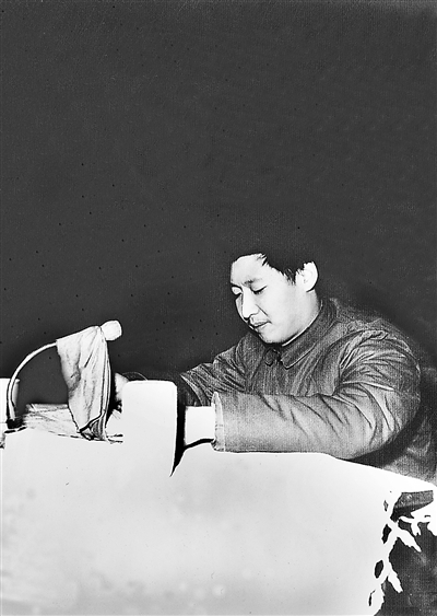 1983年12月22日,時(shí)任中共正定縣委書記習(xí)近平在發(fā)展商品生產(chǎn)三級(jí)干部會(huì)上講話。