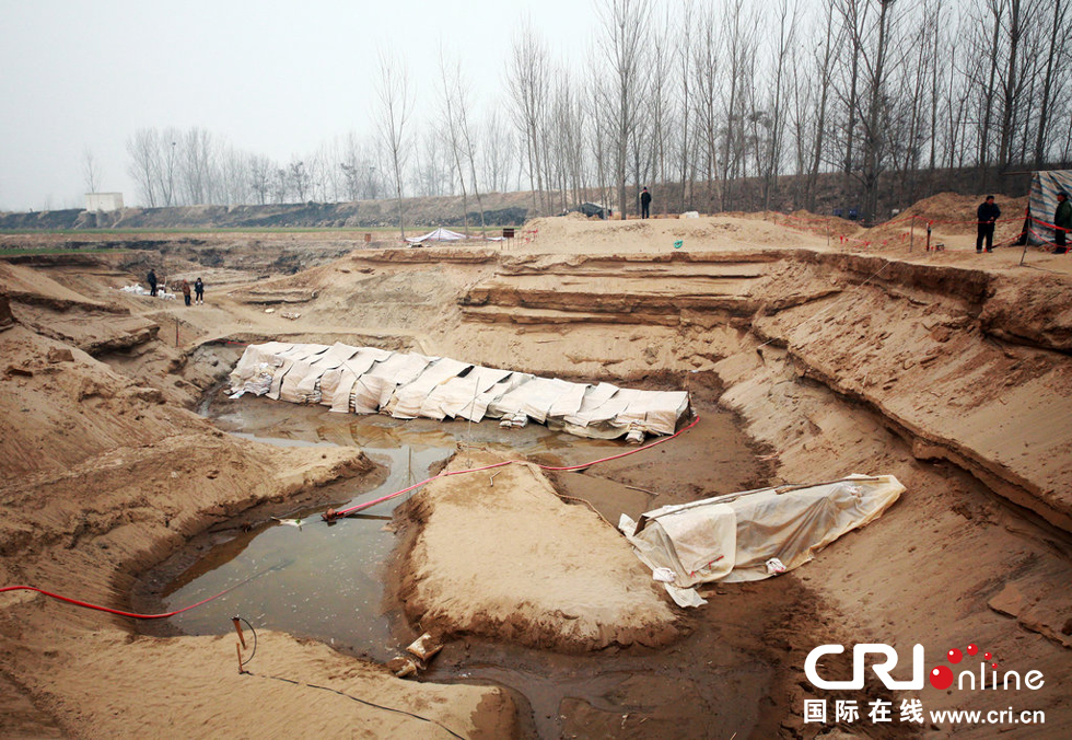 2014年1月6日，河南洛陽(yáng)古沉船發(fā)掘現(xiàn)場(chǎng)，兩艘古沉船，一艘已經(jīng)挖掘出土，另一艘還有一半埋在沙丘里。