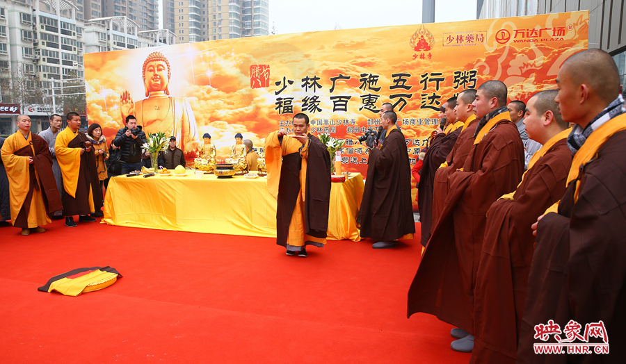 1月8日上午，鄭州市中原萬(wàn)達(dá)廣場(chǎng)上，少林寺的僧人們?yōu)榕D八節(jié)做法事施粥。