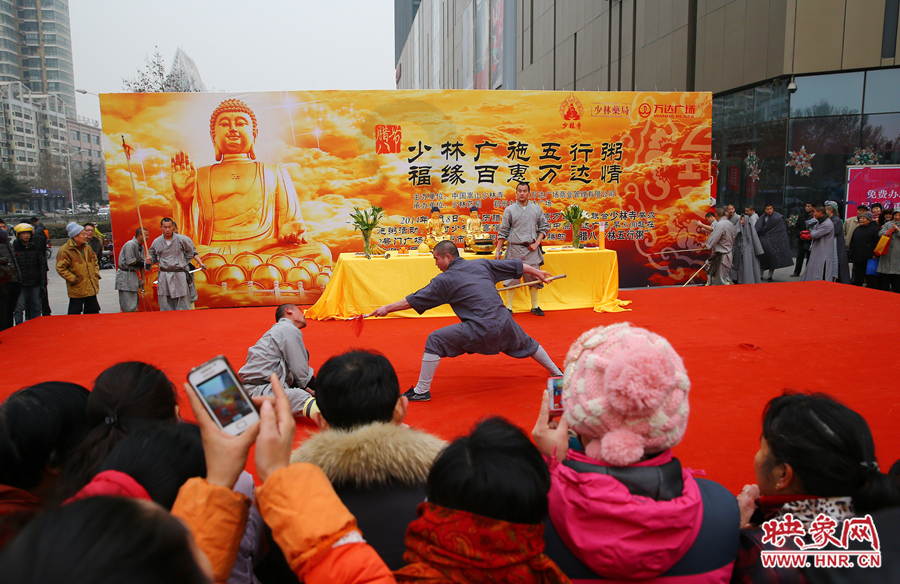 少林寺布施五行粥現(xiàn)場(chǎng)，少林僧人的武術(shù)表演