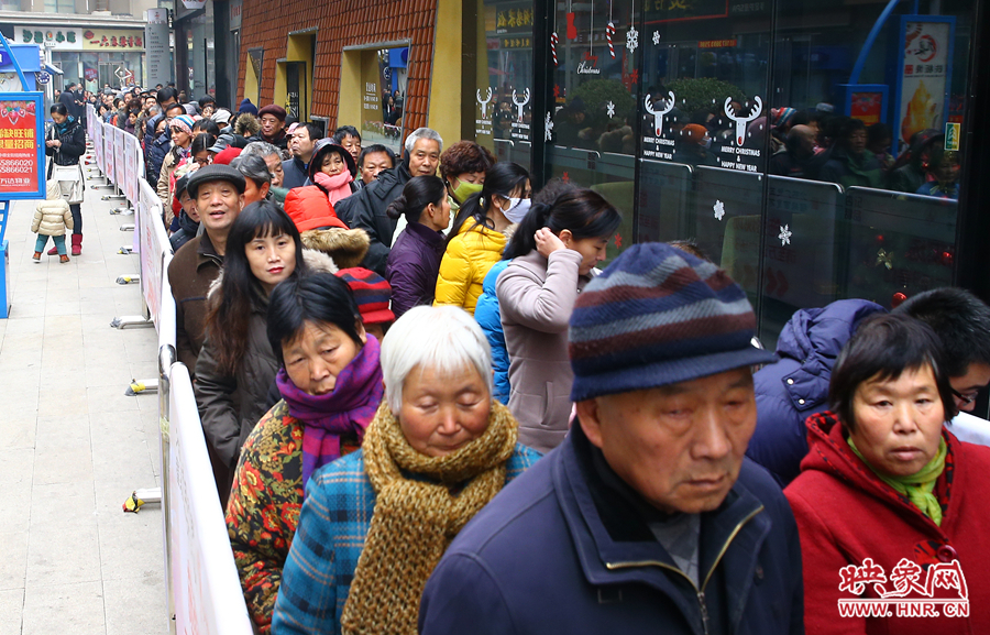 領(lǐng)粥的市民排起了長(zhǎng)隊(duì)，足有上千人。