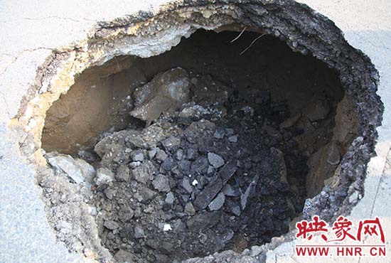 坑口直徑約兩米，路面下形成中空的大坑，約有15平方米。