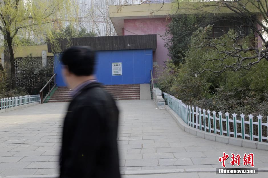 3月17日，河南鄭州動物園，原經(jīng)批準(zhǔn)用于大熊貓飼養(yǎng)的場館已經(jīng)關(guān)門。