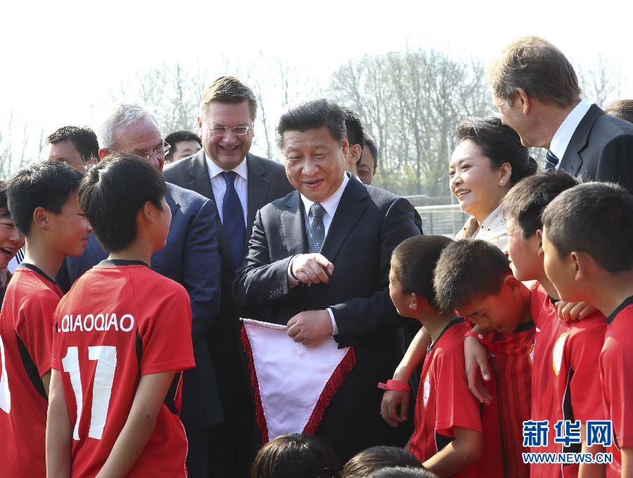 3月29日，國家主席習(xí)近平來到柏林奧林匹亞體育場足球場，親切看望在德國訓(xùn)練的來自陜西志丹縣的中國少年