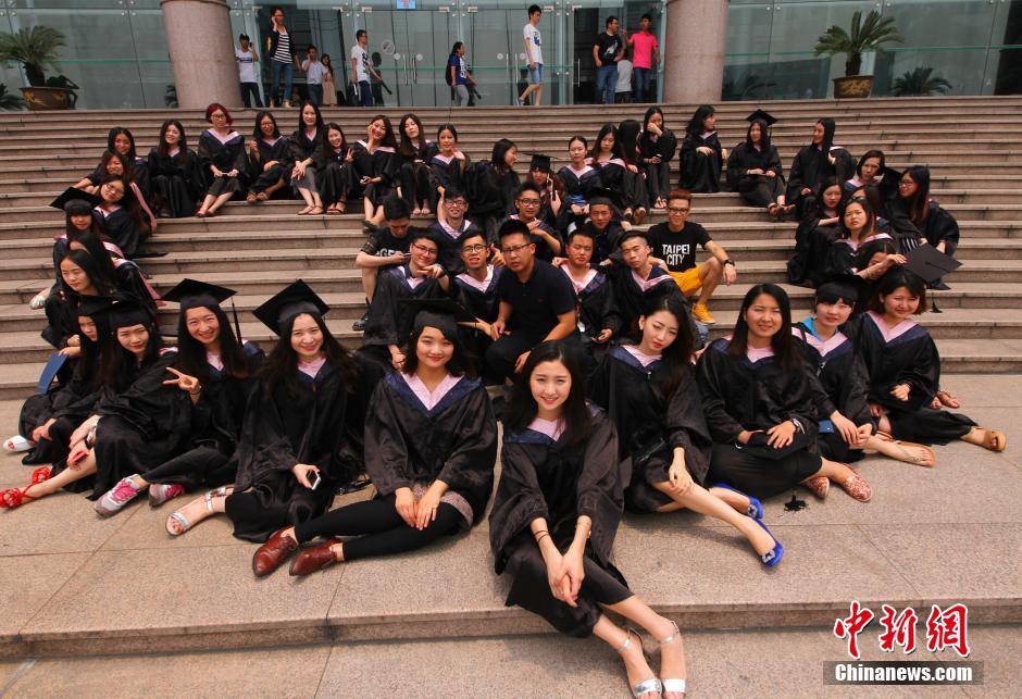 6月6日，浙江理工大學的畢業(yè)生們在校園中以賣萌、搞怪等獨具青春特色的方式告別大學生涯。中新社發(fā) 李晨