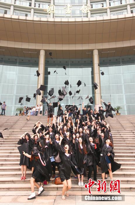 6月6日，浙江理工大學的畢業(yè)生們在校園中以賣萌、搞怪等獨具青春特色的方式告別大學生涯。中新社發(fā) 李晨