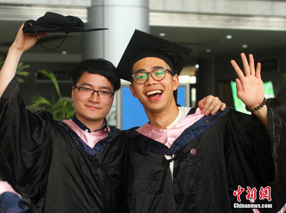 6月6日，浙江理工大學的畢業(yè)生們在校園中以賣萌、搞怪等獨具青春特色的方式告別大學生涯。中新社發(fā) 李晨