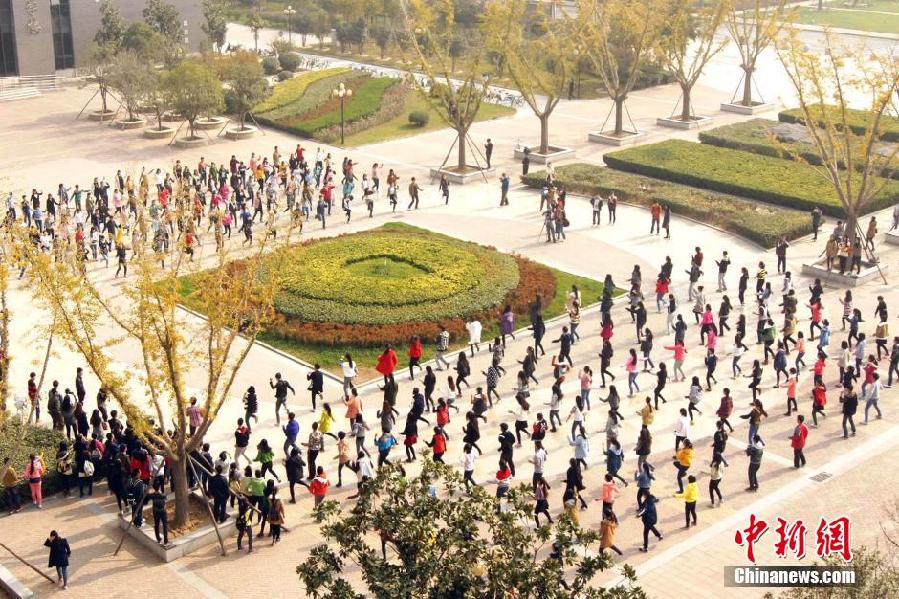 11月11日，河南財經(jīng)政法大學(xué)校園內(nèi)，300名在校大學(xué)生在上演了一出“光棍”也瘋狂的“快閃”大戲。