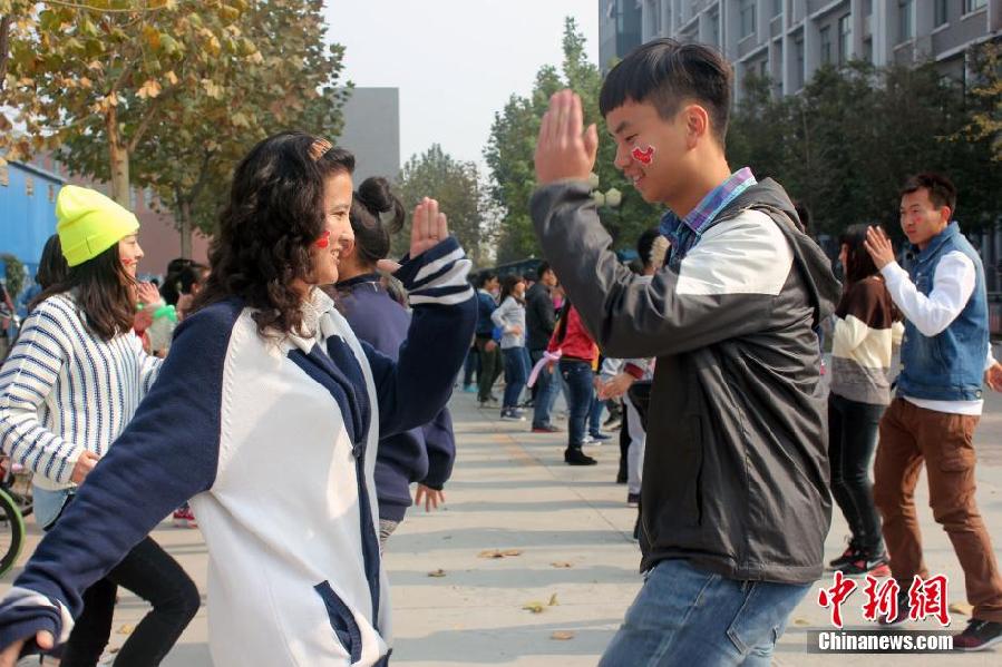 11月11日，河南財經(jīng)政法大學(xué)校園內(nèi)，300名在校大學(xué)生在上演了一出“光棍”也瘋狂的“快閃”大戲。