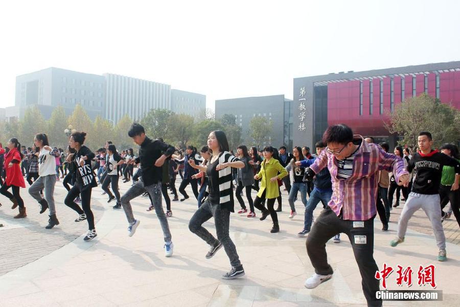 11月11日，河南財經(jīng)政法大學(xué)校園內(nèi)，300名在校大學(xué)生在上演了一出“光棍”也瘋狂的“快閃”大戲。