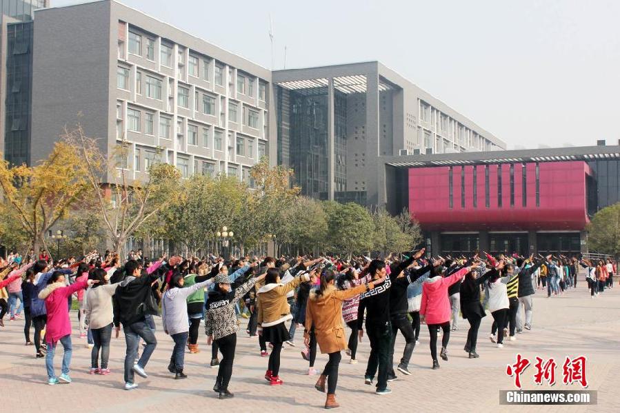 11月11日，河南財經(jīng)政法大學(xué)校園內(nèi)，300名在校大學(xué)生在上演了一出“光棍”也瘋狂的“快閃”大戲。
