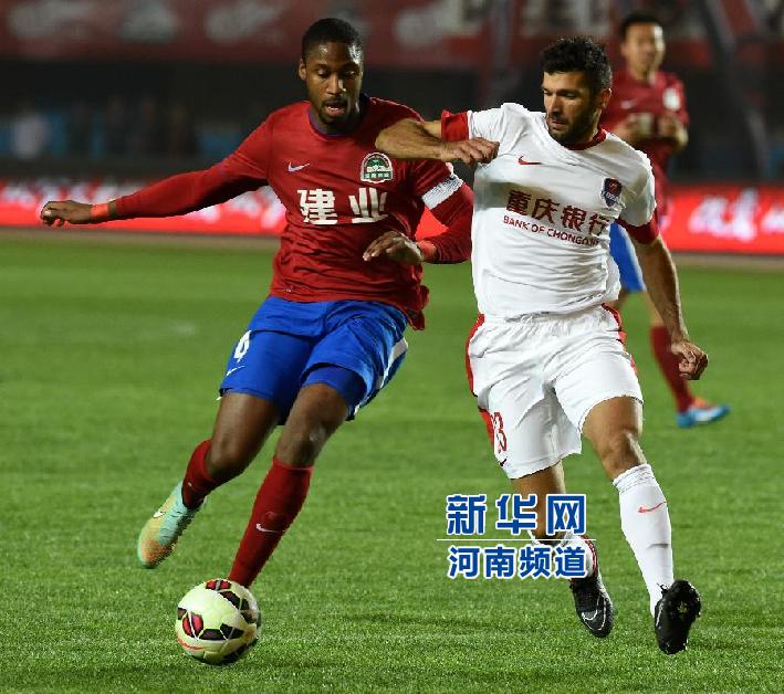 河南建業(yè)隊隊員戈麥斯（左）與重慶力帆隊隊員吉利奧蒂在比賽中拼搶。
