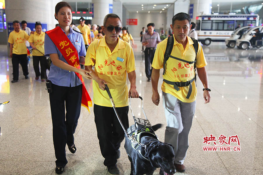 接到鄭州市愛心導(dǎo)盲犬服務(wù)中心的乘車請(qǐng)求后，鄭州東站抽調(diào)了工作人員進(jìn)行對(duì)接，提前做好服務(wù)引導(dǎo)準(zhǔn)備。