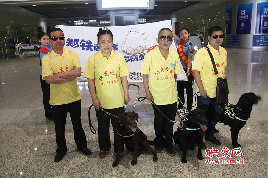 他們此次攜帶的導(dǎo)盲犬名字分別叫A米、戴安娜、凱西，A米是鄭州市第一條導(dǎo)盲犬。