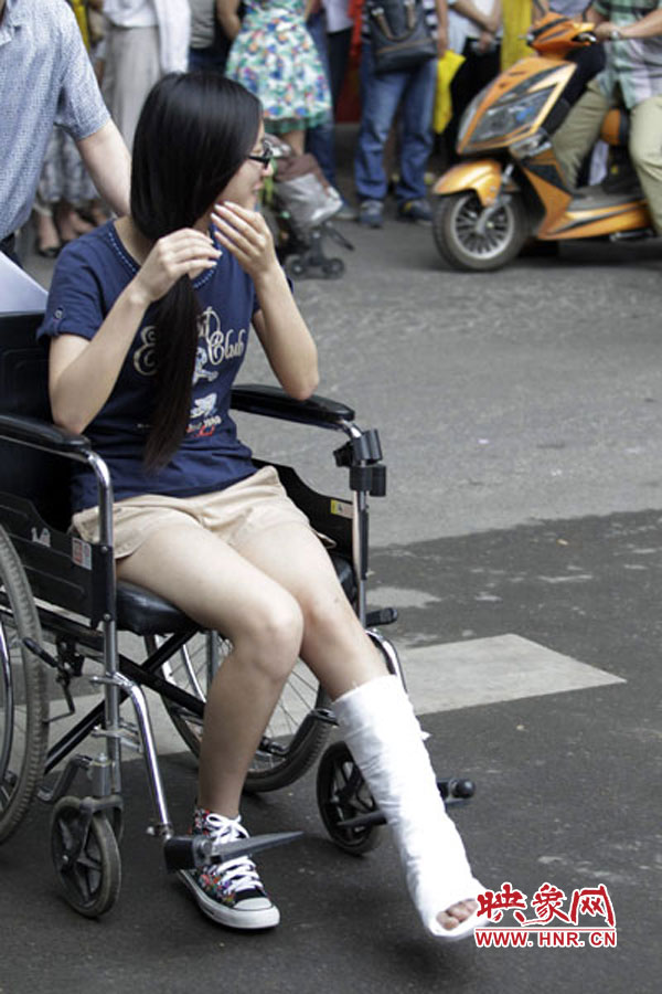 鄭州回中考點(diǎn)，一名考生左腳受傷，坐著輪椅入考場(chǎng)。