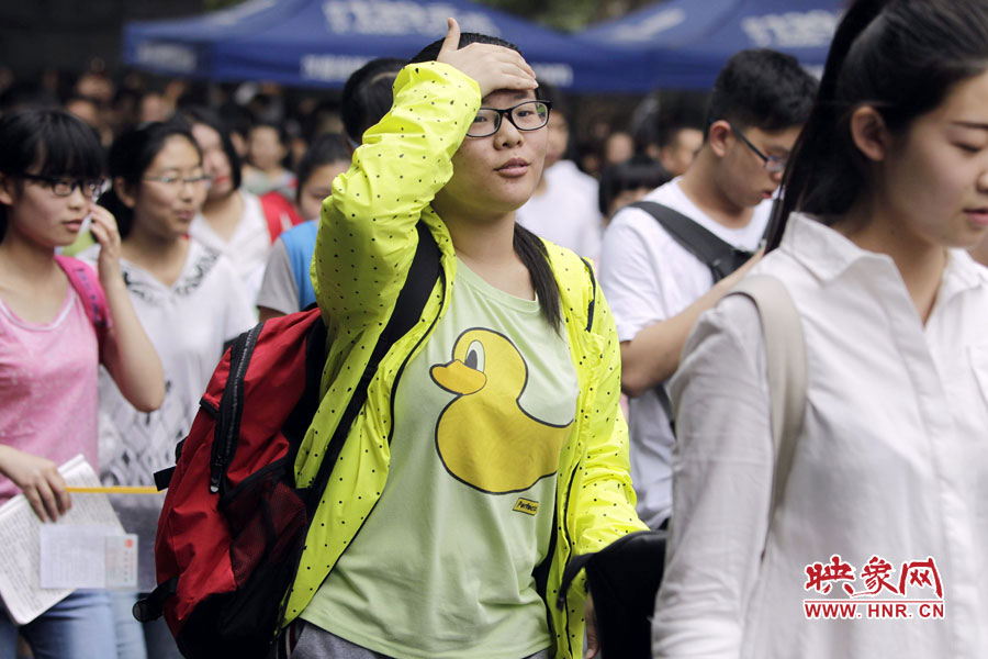 鄭州回中考點(diǎn)，考生輕松入場(chǎng)。