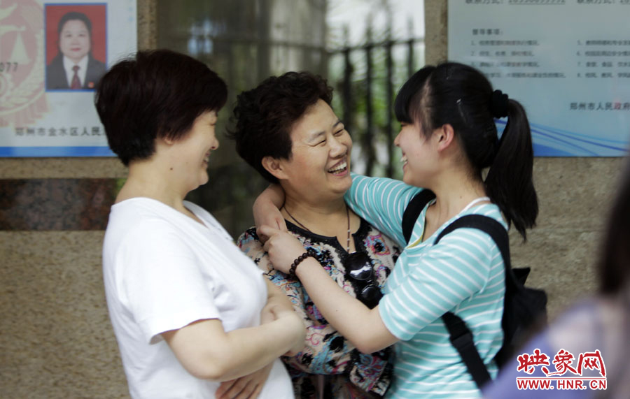 6月7日，鄭州回中考點(diǎn)，走出考場(chǎng)的考生和家長(zhǎng)擁抱在一起