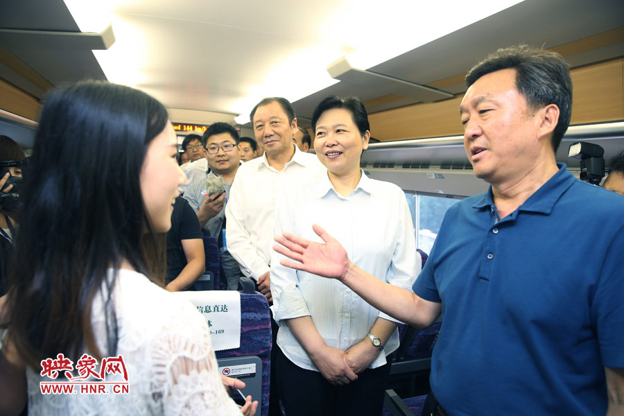 6月26日,首發(fā)的鄭焦動(dòng)車(chē)上,副省長(zhǎng)王艷玲(右二)和乘客交流
