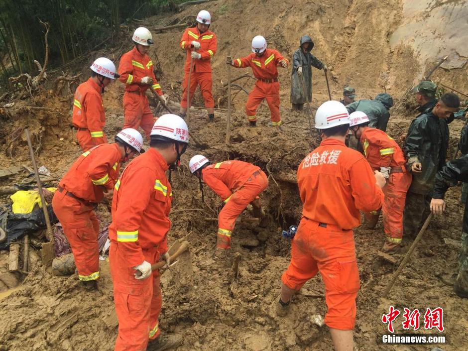 8月19日，救援人員正在全力搜尋被埋遇難者