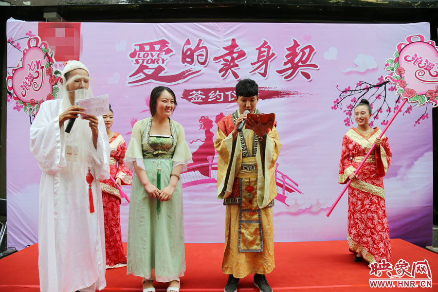 男子現(xiàn)場宣讀“賣身契”的內(nèi)容，讓大家作證。
