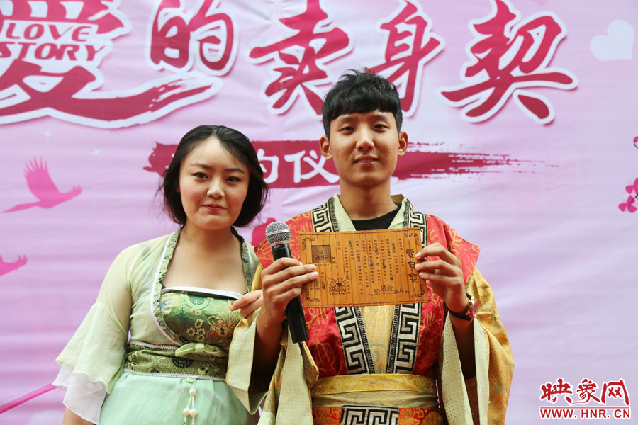 現(xiàn)場的8名男子異口同聲地表示，如違反此契約，可以接受處以極刑。