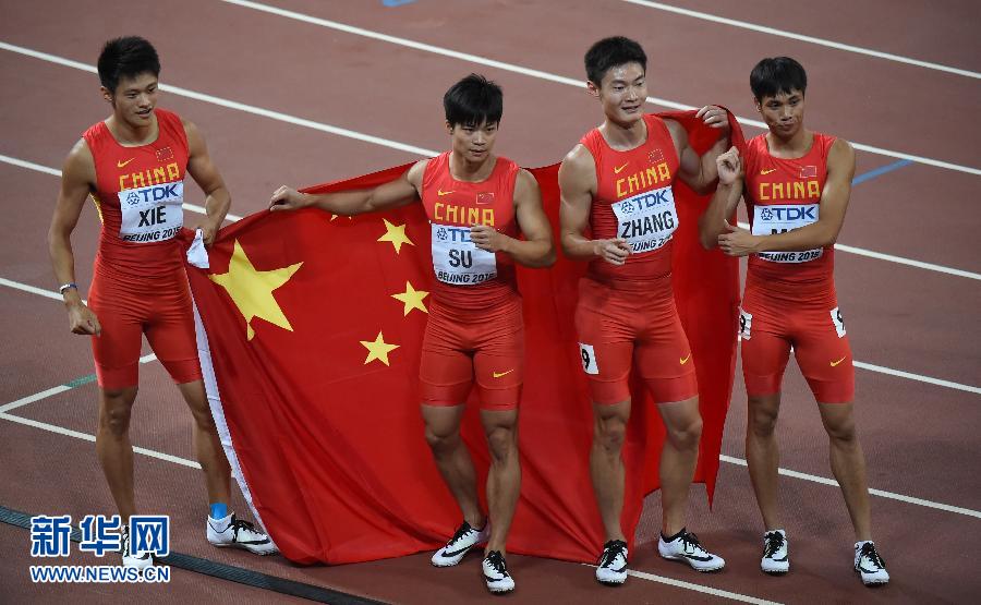 中國(guó)隊(duì)選手謝震業(yè)、蘇炳添、張培萌和莫有雪（從左至右）賽后慶祝。