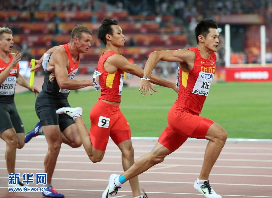 中國(guó)隊(duì)選手謝震業(yè)（右一）和莫有雪在比賽中交接棒。