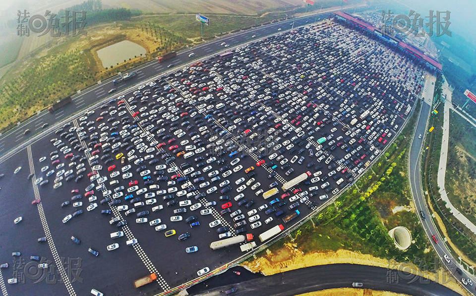 進(jìn)京方向收費(fèi)站前堵滿車流。