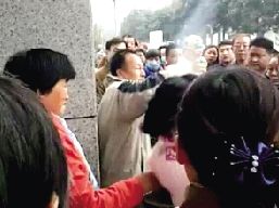 一對夫婦攔住小學(xué)生求助，被家長和市民當(dāng)成人販子圍毆