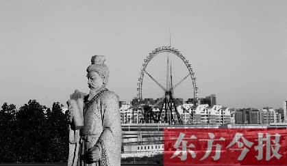 16日，從中原福塔基座平臺(tái)看向世紀(jì)歡樂(lè)園的景象