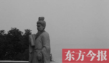 23日，從中原福塔基座平臺(tái)看向世紀(jì)歡樂(lè)園的景象