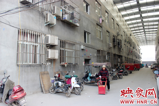 三棟居民樓沒有任何手續(xù)，沒有房產(chǎn)證，售價超級低。