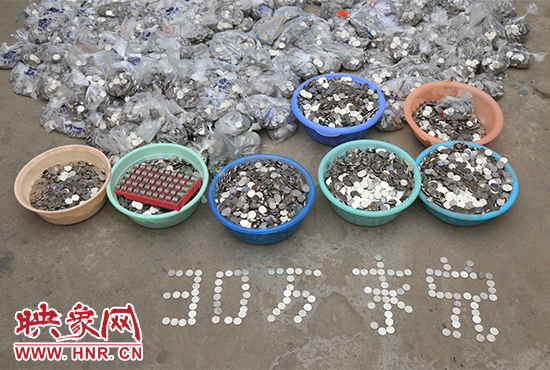 據(jù)負責清點“巨資”的張大爺介紹，這筆“巨資”積攢了兩個月左右，有30萬左右，重達3000多斤。