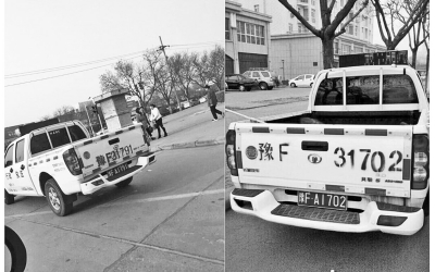 鶴壁市兩輛城管執(zhí)法車(chē)被拍到車(chē)身噴的號(hào)碼與牌照不符。