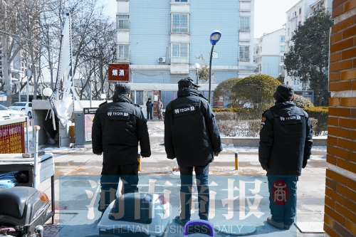 小區(qū)門口有兩撥保安把門，分屬不同的物業(yè)公司