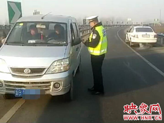 2月3日，一名男子因錯過了路口不顧自身安全竟然在高速上逆行，被焦作高速交警逮個正著。