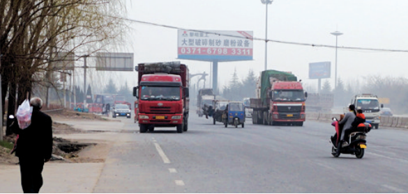 距離事故現(xiàn)場不遠(yuǎn)，仍有人騎電動車帶著孩子橫穿馬路