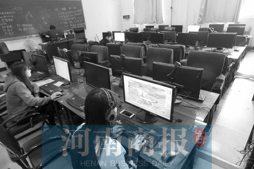 鄭州黃河護理職業(yè)學(xué)院的微機室內(nèi)，一女學(xué)生正在打游戲