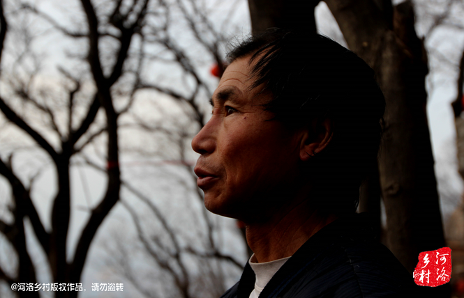 不過老崔對(duì)鄰居卻有著十分的不屑，平日里他們的生活，主要是自己種植的蔬菜和野菜，偶爾有山下香客的供奉。而鄰居卻經(jīng)常揀一些驢友丟棄的物品，飲料瓶，塑料紙，或者其它的物品。