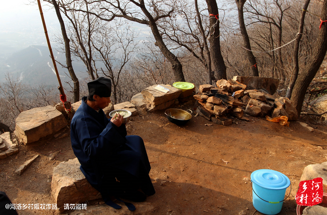 鄰居有時(shí)候會(huì)拿這些廢品下山，換取一些食物，對(duì)于老崔來說，既然出家就該安守清貧，撿破爛換好吃的，不是出家人該做的。他偷偷把鄰居的一大包廢品踢下了山，于是爭(zhēng)吵并且打起了架。