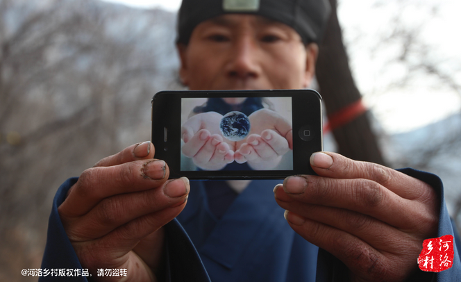 老崔雖然在山上修行，可是家里還有六個(gè)兄弟姐妹，家里人來找過他，他認(rèn)為打工太累了，還需要受氣，不如山中修行自在。通過山下的香客，他花了800塊錢買了一個(gè)蘋果手機(jī)，這是他在山上最奢侈的一次購(gòu)物。老崔有些心疼，他說那個(gè)香客不應(yīng)該收他錢才對(duì)。