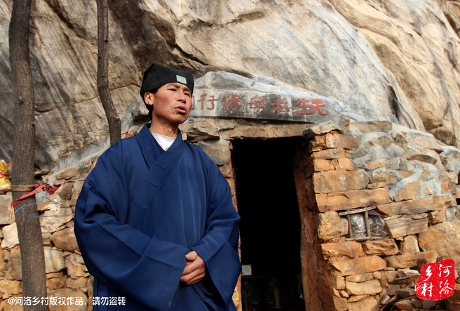 在這個(gè)山洞住多久，他沒有時(shí)間表，他說要看自己的內(nèi)心，修行夠了就離開，如果需要繼續(xù)修行，就從這里“安老病死