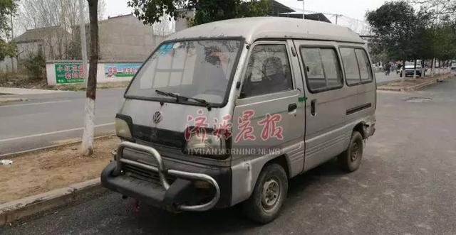 濟(jì)源街頭現(xiàn)“任性”面包車(chē) 過(guò)往路人大笑不止