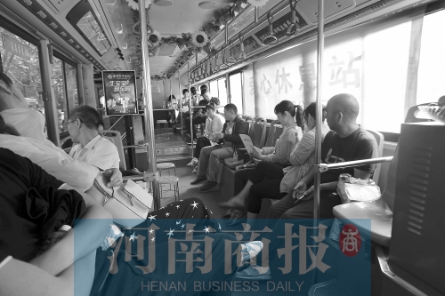 高考家長(zhǎng)坐公交“討彩頭” 網(wǎng)友提醒：“別坐985路” 為啥？