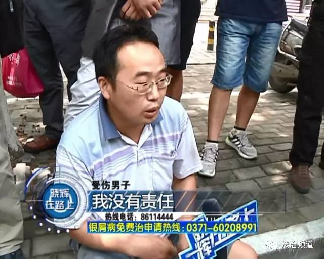 外賣小哥趕著時(shí)間送外賣 飄帶“脫落”惹禍端